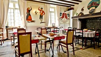 Petit déjeuner buffet (11 EUR par personne)