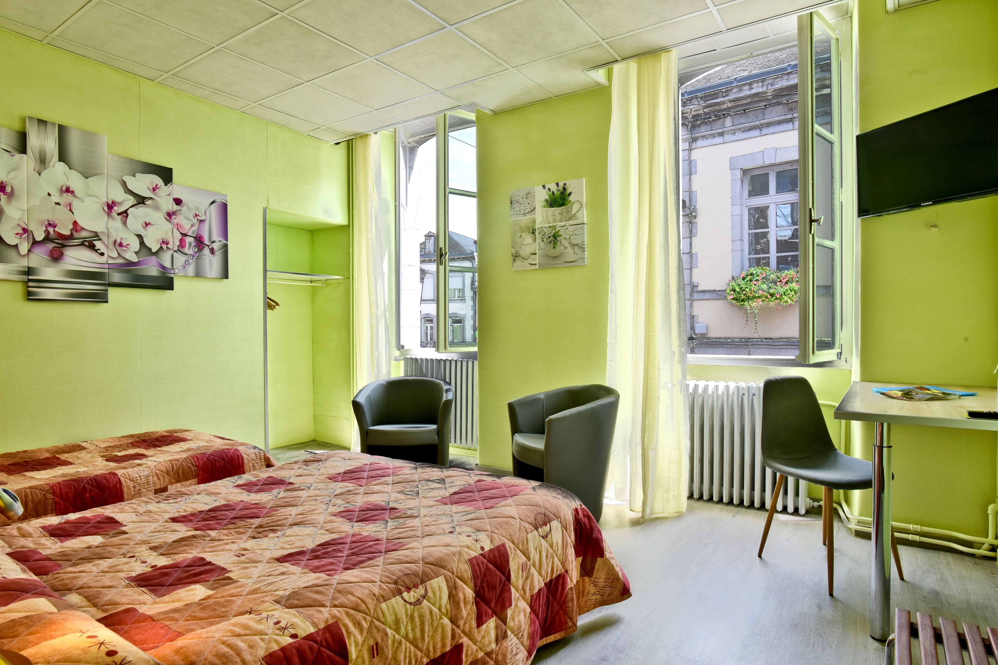 Tripla Standard | Una cassaforte in camera, una scrivania, ferro/asse da stiro