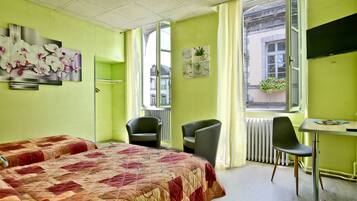 Habitación triple estándar | Caja fuerte, escritorio, tabla de planchar con plancha y wifi gratis