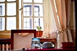 Petit déjeuner buffet (11 EUR par personne)