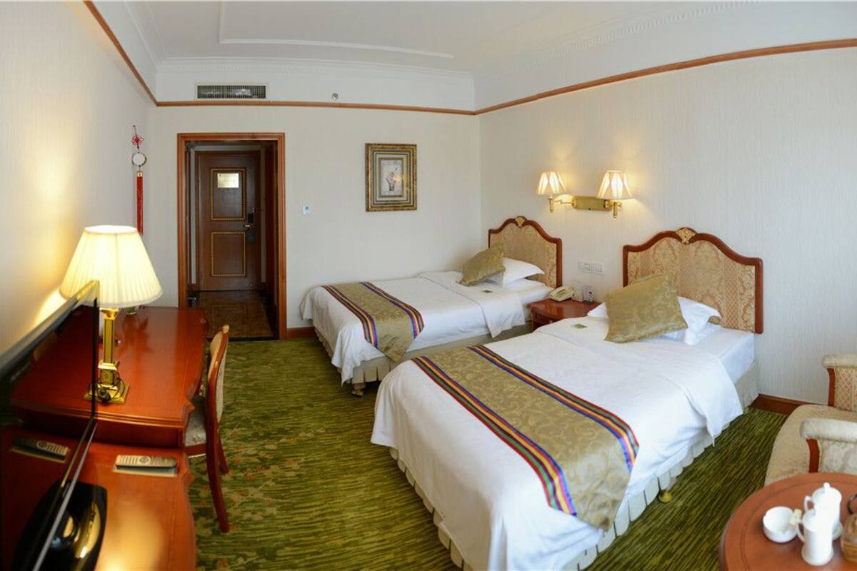 Executive Twin Room | Minibar, in-room safe, desk, blackout curtains