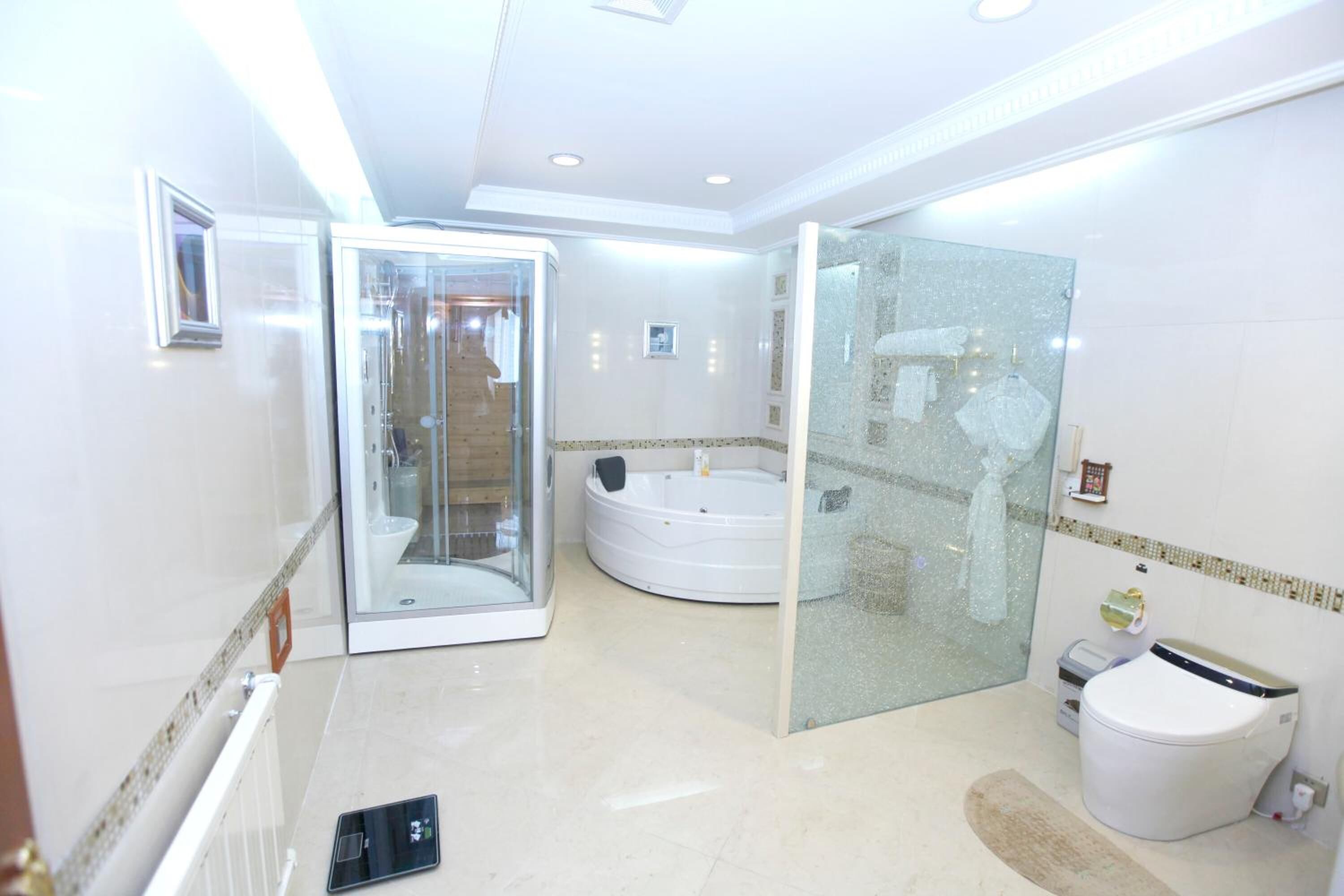 separate bathtub and shower, free toiletries, hair dryer, slippers