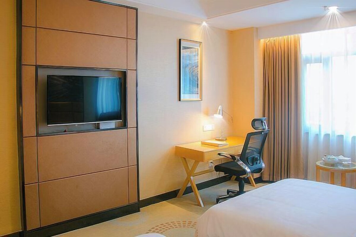 Desk, rollaway beds