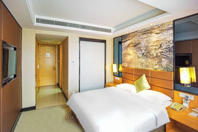 Een bureau, extra bedden, gratis kabelinternet