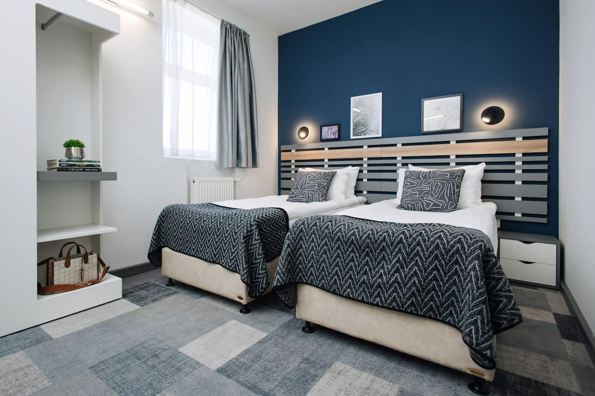 Comfort-Zweibettzimmer (2 twin beds) | Zimmersafe, Schreibtisch, laptopgeeigneter Arbeitsplatz