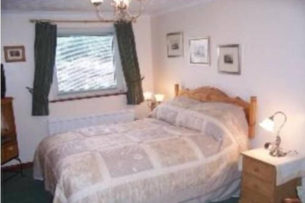 Chambre Double, 1 grand lit, salle de bains privée