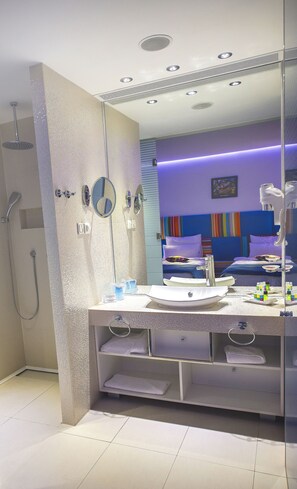 Superior Room | Bathroom | Shower, rainfall showerhead, free toiletries, hair dryer - Marshal Garden Hotel (Bucharest)