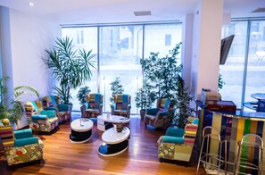 Coin salon dans le hall