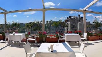 Se sirven desayunos, comidas y cocina internacional con vista al jardín