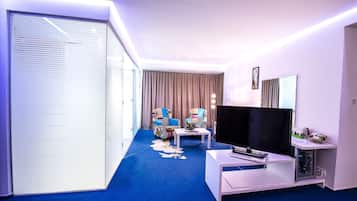 Habitación Deluxe doble | Zona de estar | Televisión LED de 81 cm con canales por cable, una Smart TV