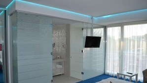 Superior Room | Bathroom | Shower, rainfall showerhead, free toiletries, hair dryer - Marshal Garden Hotel (Bucharest)