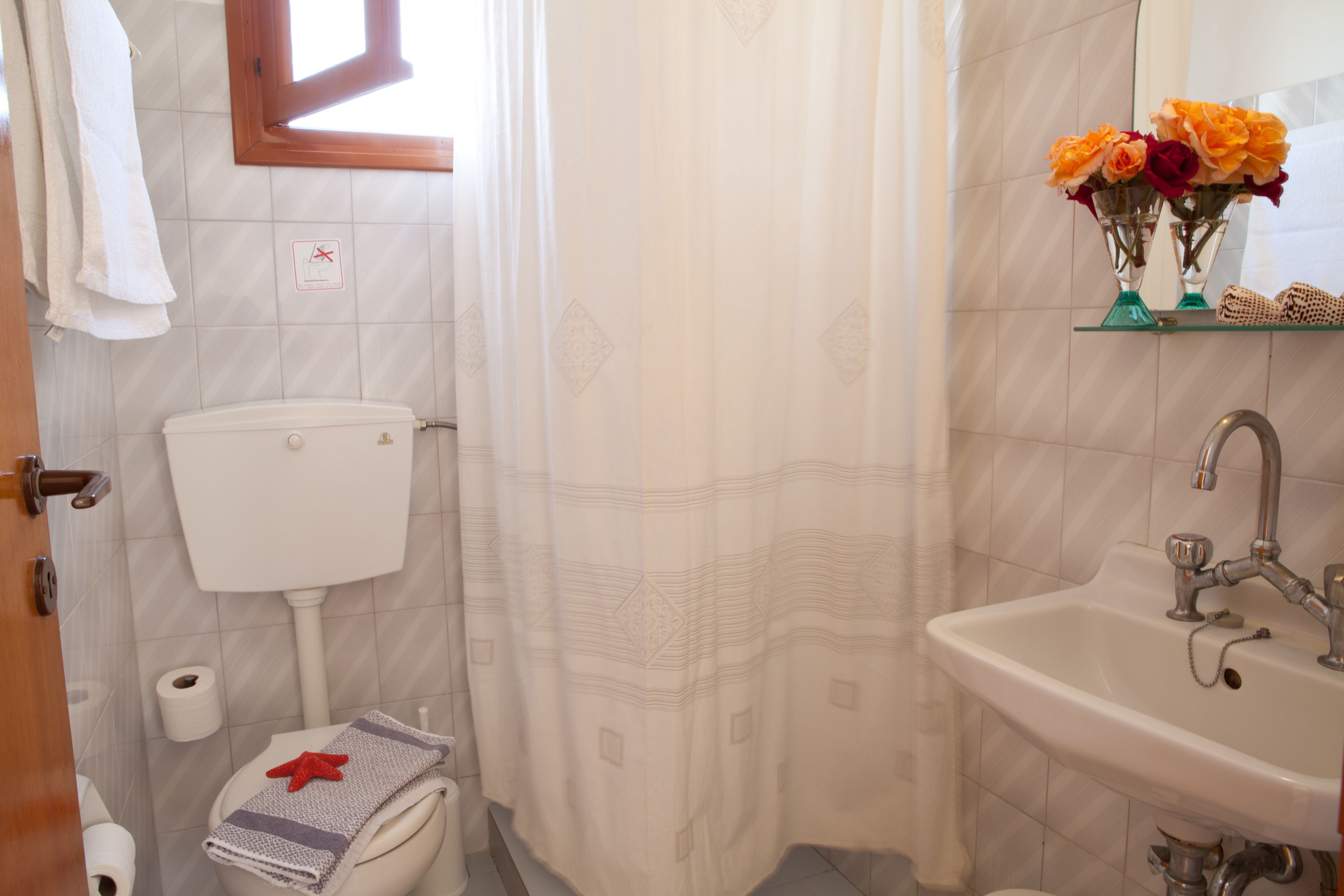 standard single room | bathroom | shower, free toiletries, hair dryer, towels