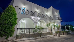 A hotel with a modern design, featuring balconies and a sign that reads "Cyclades Hotel". - Cyclades Hotel (Paros)