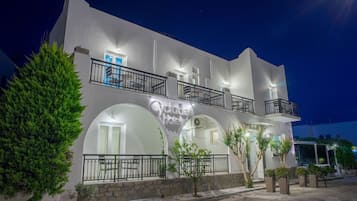 Fachada de la propiedad por la tarde o noche