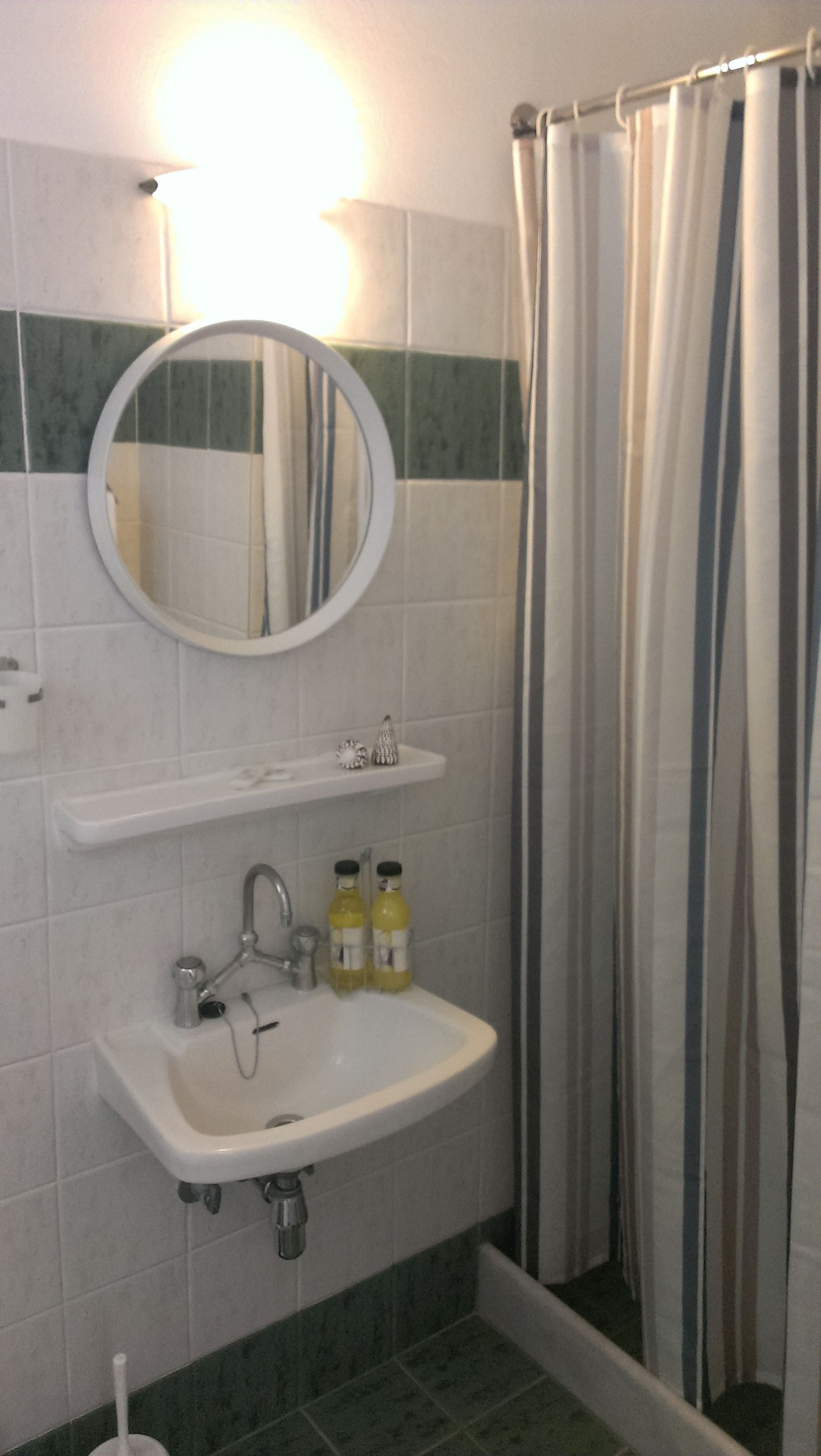 standard quadruple room | bathroom | shower, free toiletries, hair dryer, towels