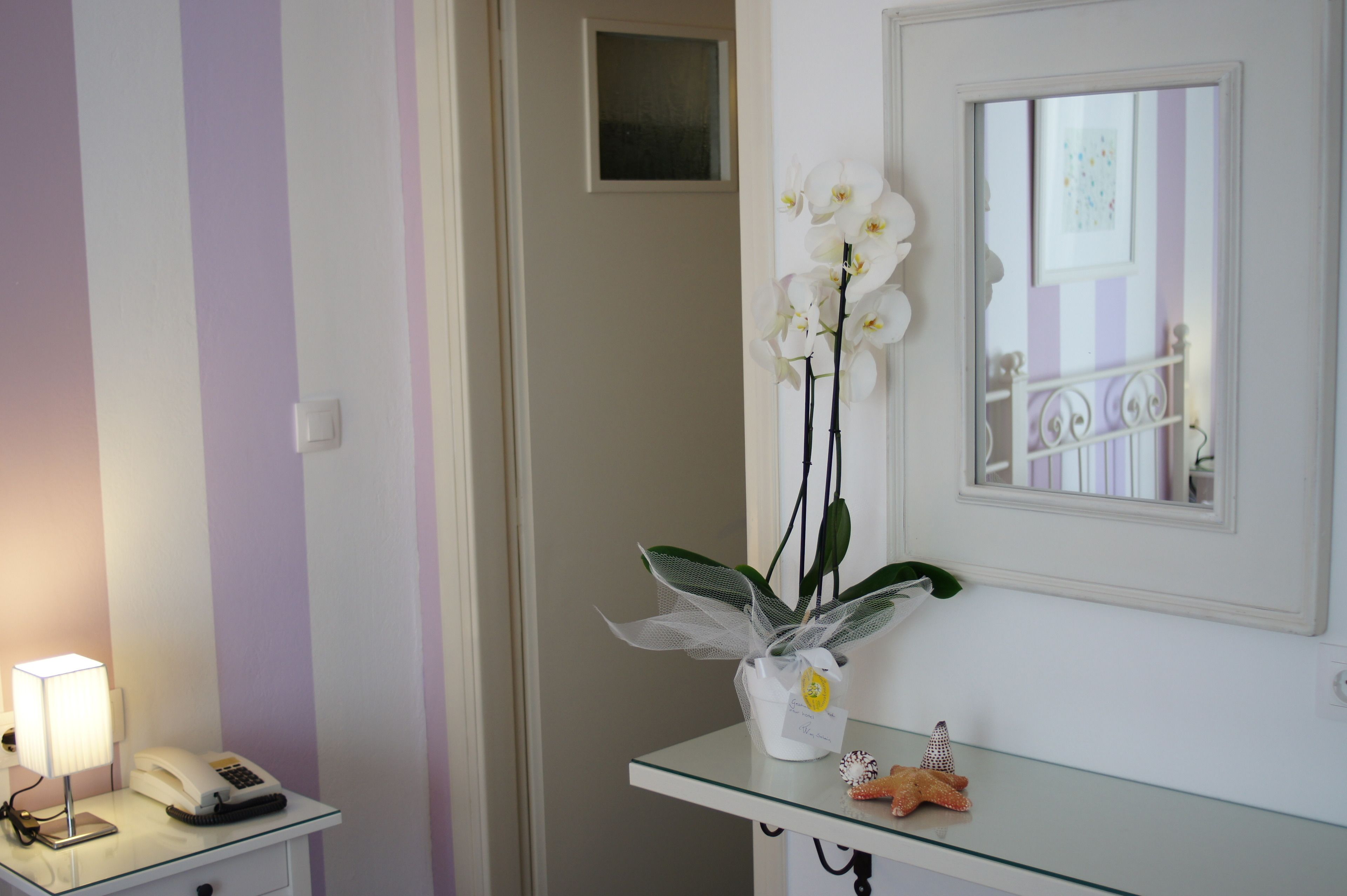 standard room | egyptian cotton sheets, desk, soundproofing, free wifi