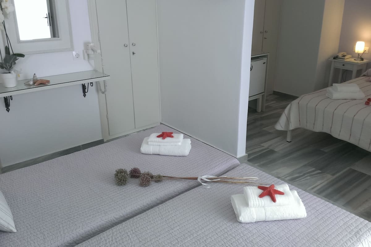 Chambre Quadruple Standard | Draps en coton égyptien, bureau, chambres insonorisées, Wi-Fi gratuit