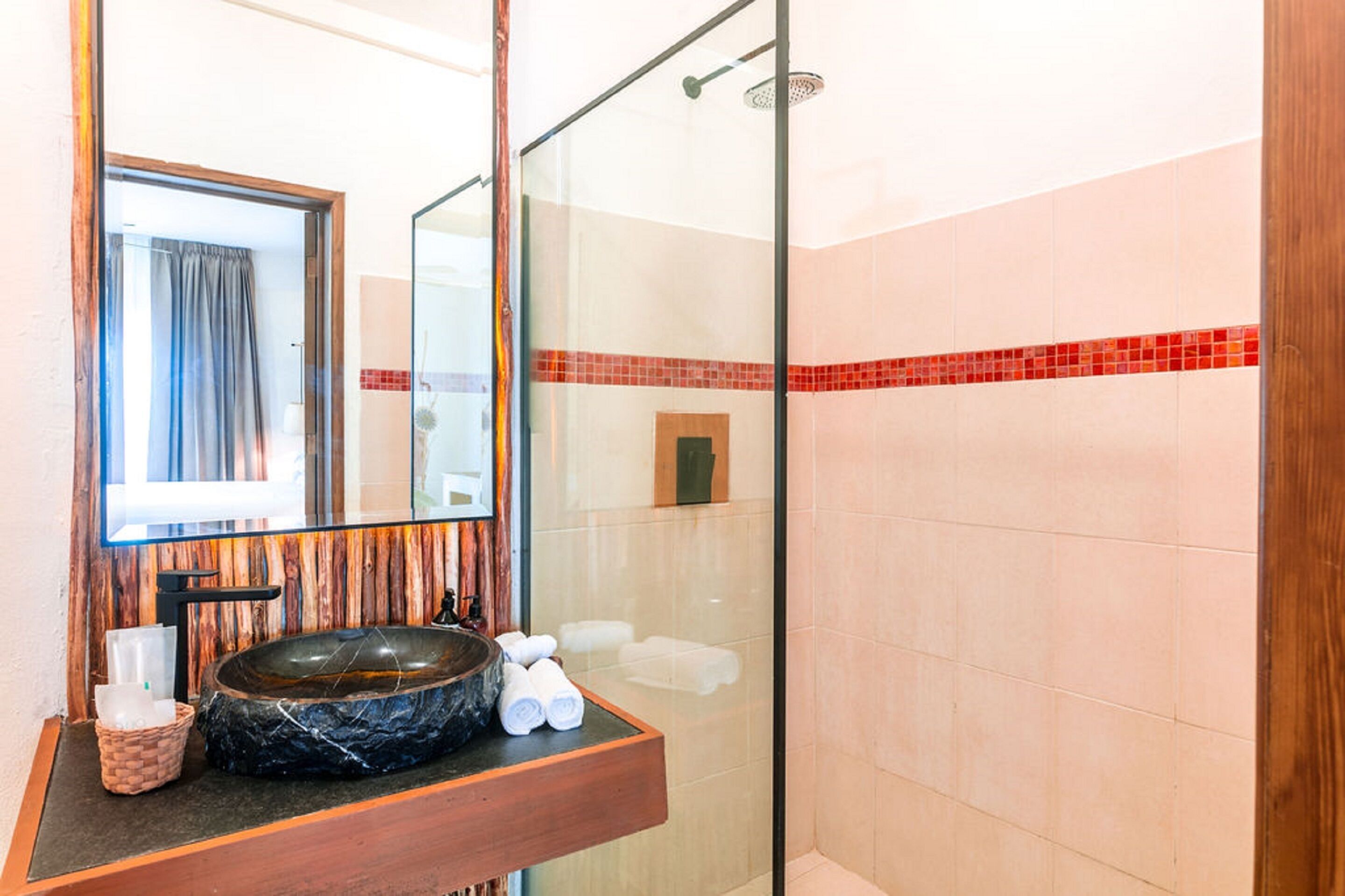 shower, free toiletries, hair dryer, towels