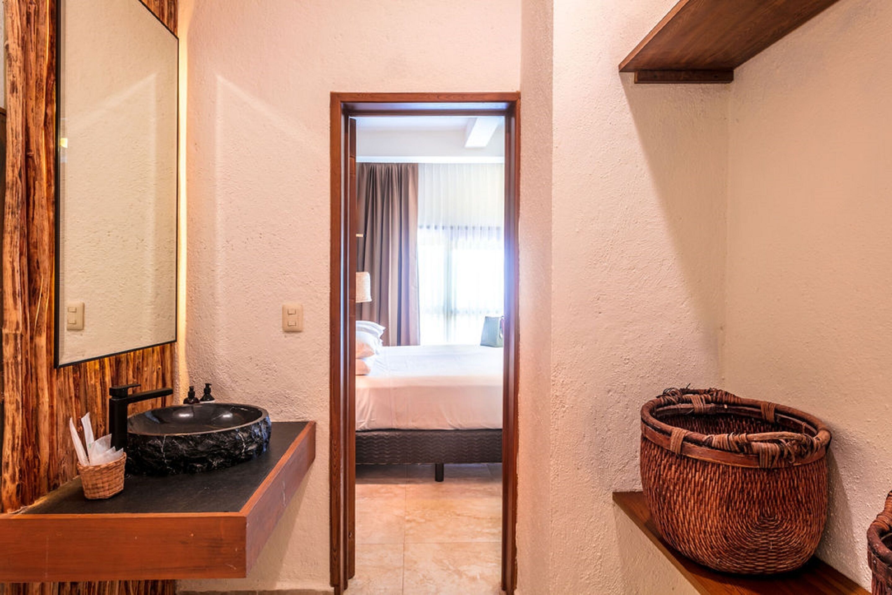 suite | bathroom | shower, free toiletries, hair dryer, towels
