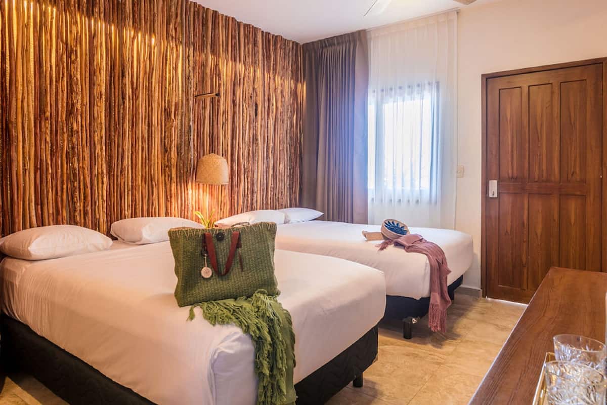 Doppelzimmer, 2 Doppelbetten, Blick auf den Innenhof