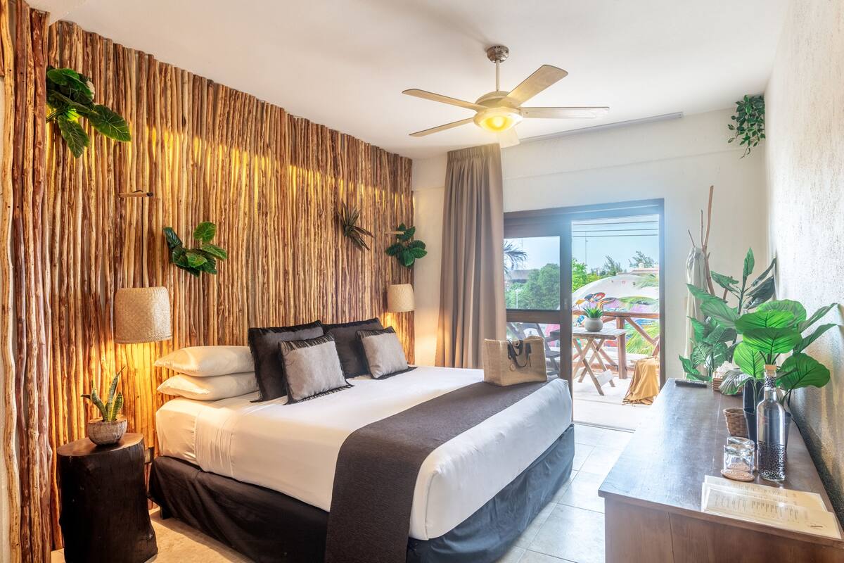 Room, 1 Double Bed, Balcony, City View | In-room safe
