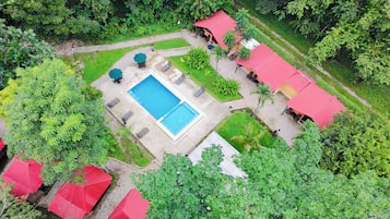 Piscina externa, funciona das 9h às 21h, guarda-sóis, espreguiçadeiras