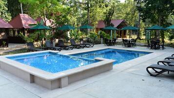 Piscina externa, funciona das 9h às 21h, guarda-sóis, espreguiçadeiras