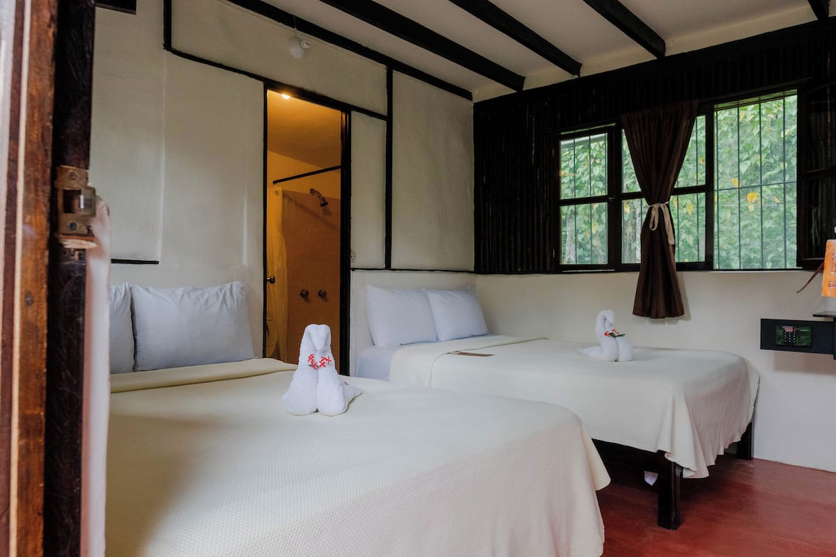 Tabla de planchar con plancha, wifi gratis y ropa de cama