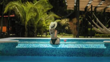 Utendørsbasseng, bassengparasoller og solsenger