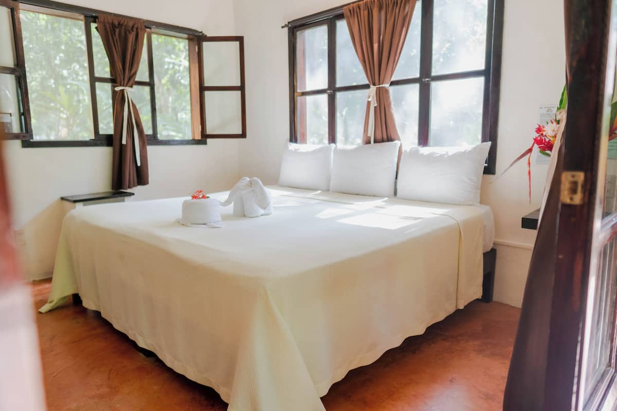 Tabla de planchar con plancha, wifi gratis y ropa de cama