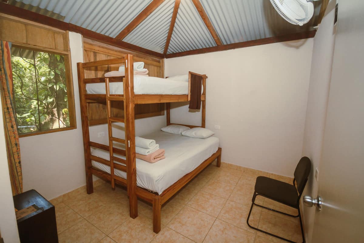 Tabla de planchar con plancha, wifi gratis y ropa de cama