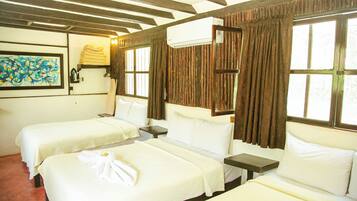 Quarto família, várias camas, banheiro privativo | Ferros/tábuas de passar roupa, Wi-Fi de cortesia, roupa de cama