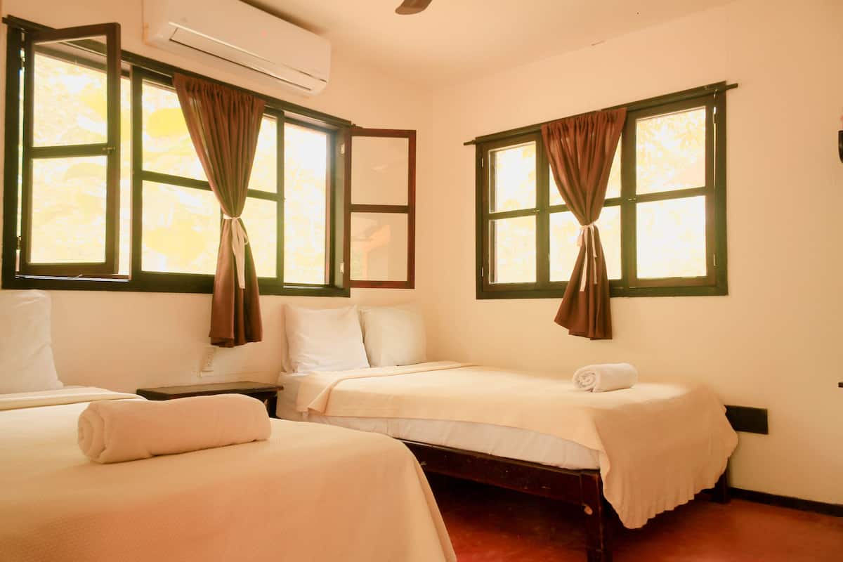 Tabla de planchar con plancha, wifi gratis y ropa de cama