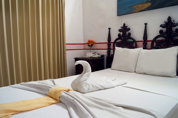 خزنة داخل الغرفة وبديكورات فريدة لكل غرفة وستائر تعتيم وواي فاي مجانًا