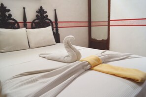 Quarto clássico (2 pax) | Cofres nos quartos, individualmente decorados, cortinas blackout