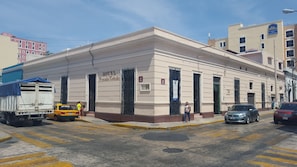 A hotel with a classic facade, multiple doors, and a sign indicating it is the Posada Toledo.
