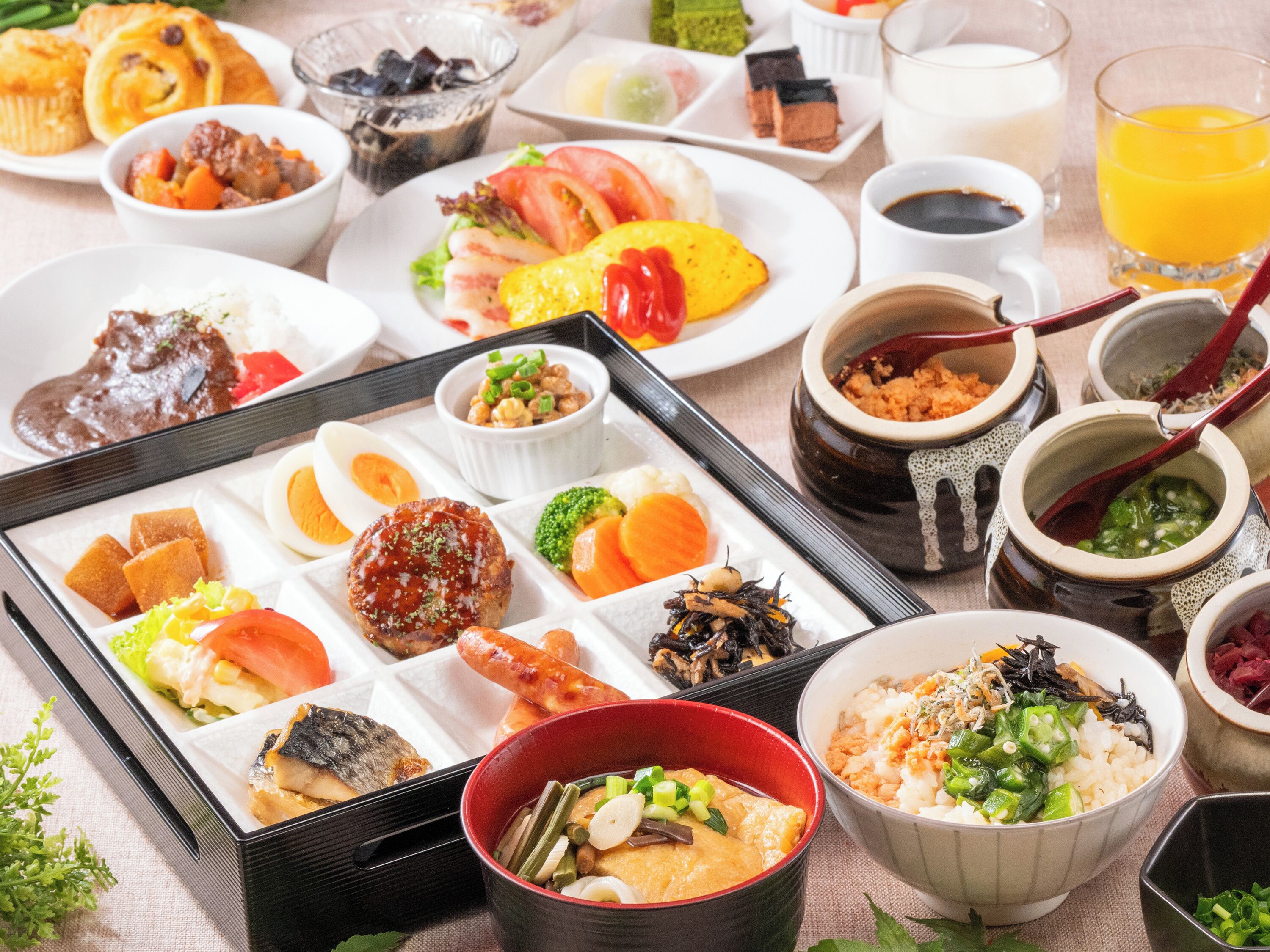 朝食 (イングリッシュ ブレックファスト)、毎日提供 (1 名様 1800 JPY)