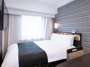 Quarto casal, 1 cama de casal, para não fumantes | Edredons de pluma, escrivaninha, cortinas blackout, Wi-Fi de cortesia