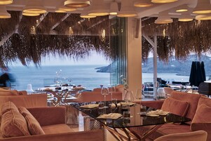 3 restaurantes; se sirve desayuno, almuerzo y cena; cocina mediterránea