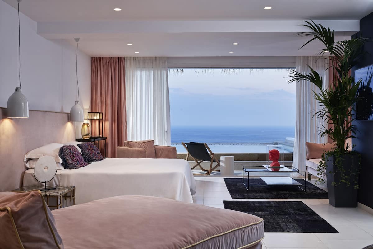 Suite, Private Pool, sea View (LOVER’S) | Sengetøy av topp kvalitet, senger med overmadrass og safe på rommet