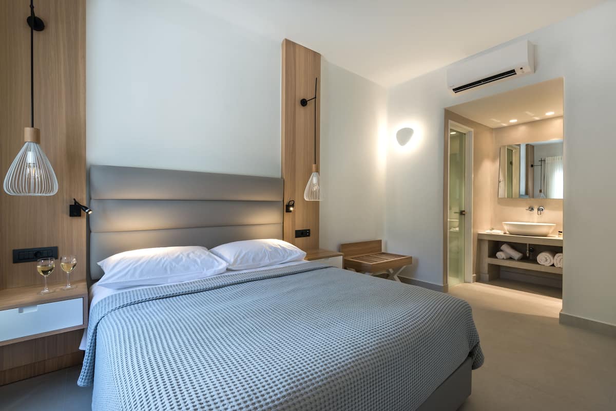 In-room safe, desk, blackout curtains, free WiFi