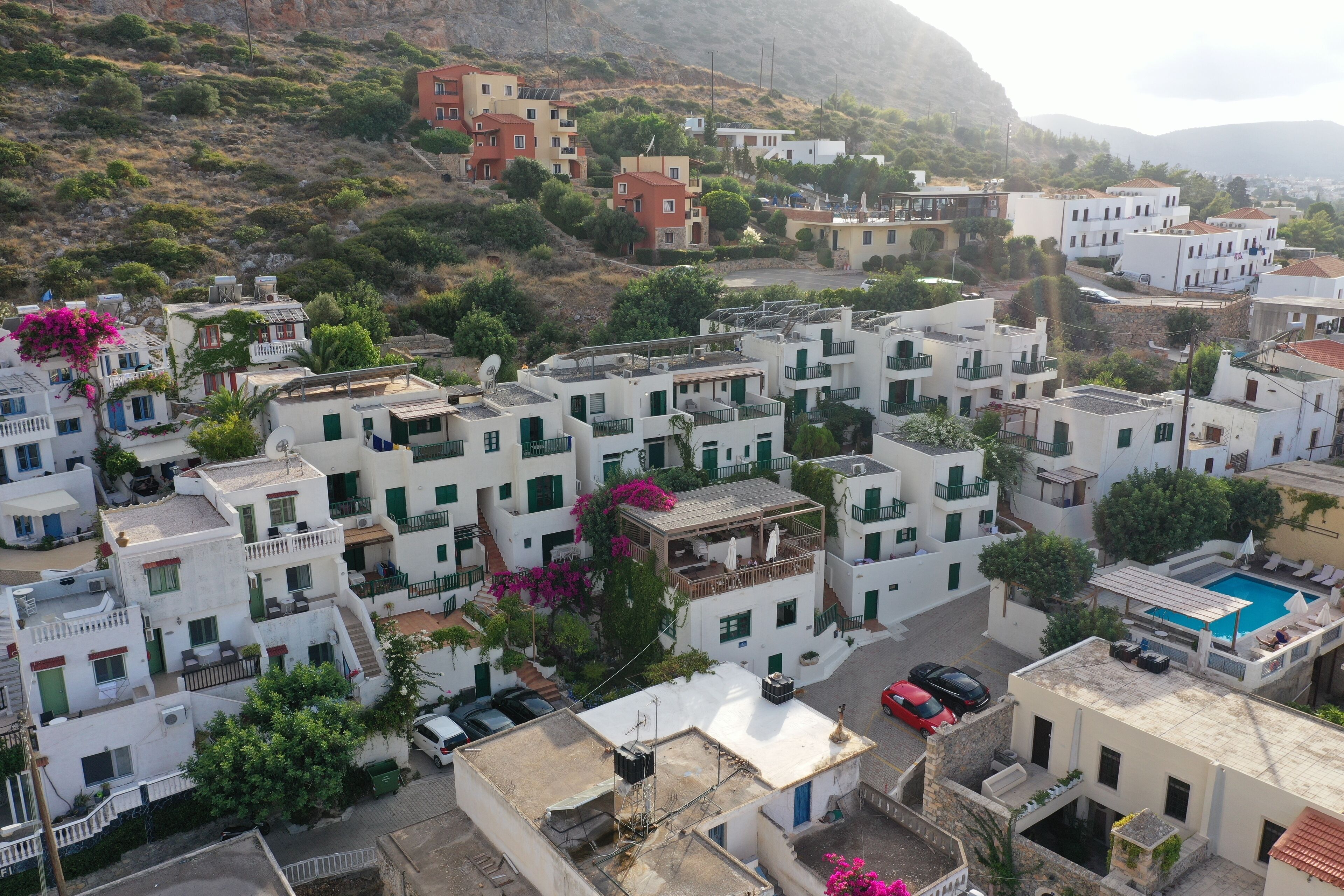 Un village côtier aux bâtiments blancs, doté de balcons et d’une piscine.