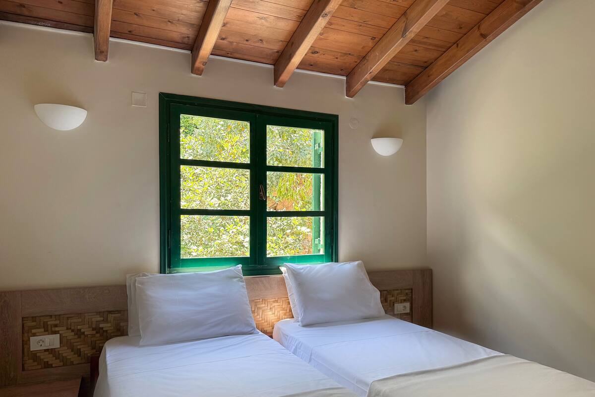 Ropa de cama de alta calidad y caja de seguridad en la habitación
