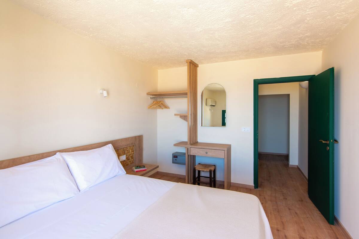 Ropa de cama de alta calidad y caja de seguridad en la habitación