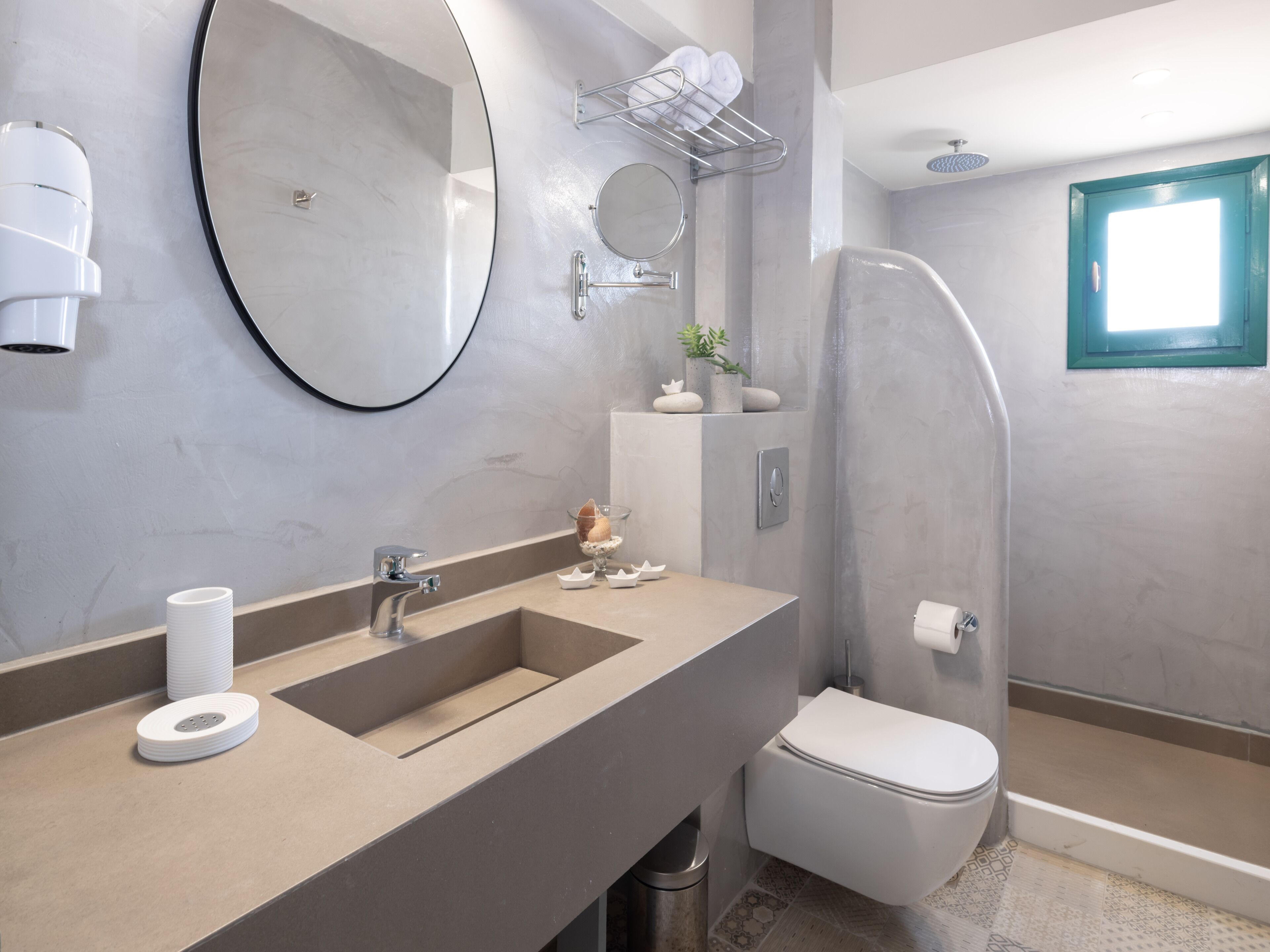 Shower, free toiletries, hair dryer, towels