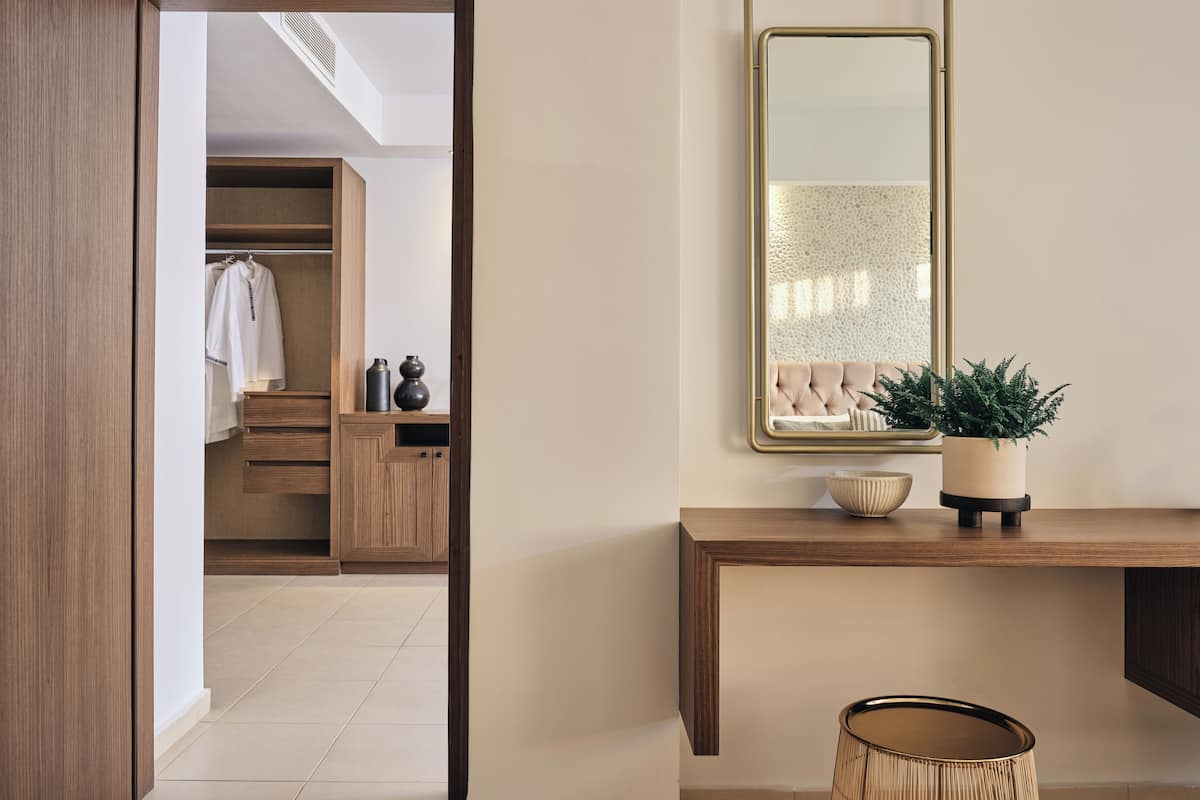 Familie suite, uitzicht op zee | Een kluis op de kamer, verduisterende gordijnen, gratis wifi, beddengoed