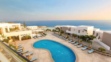 Innenpool, geöffnet von 08:00 Uhr bis 20:00 Uhr, LiegestĂŒhle