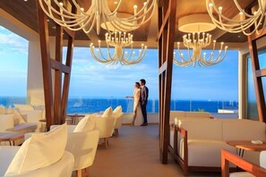 4 restaurants; breakfast, lunch, and dinner served - The Royal Blue (Mylopotamos)
