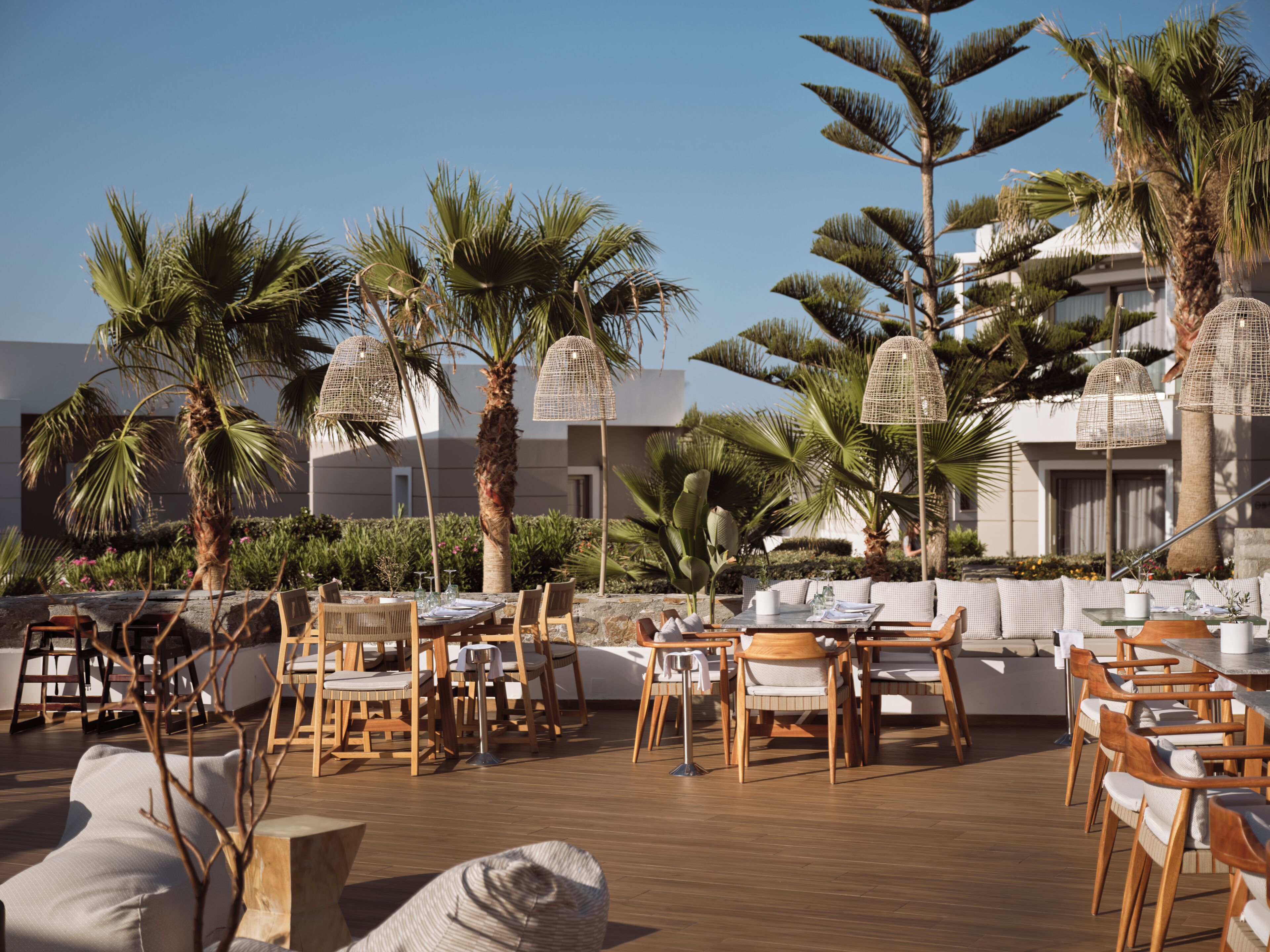 4 restaurants, breakfast, lunch, dinner served; international cuisine