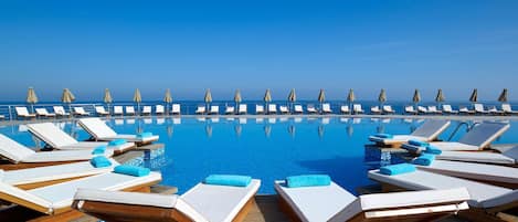 Una piscina techada, sillones reclinables de piscina